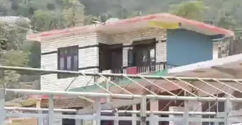 Mob of locals attacked and vandalized a truck transporting cattle in Mandi