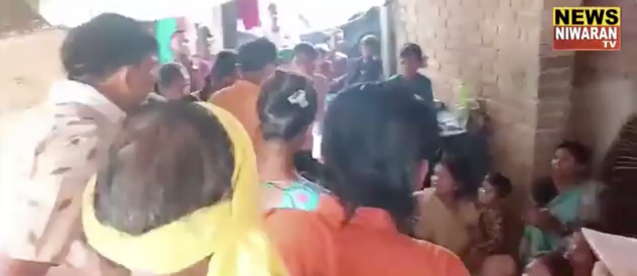 Members of far-right groups disrupted a Christian prayer meeting over alleged religious conversion in Fatehpur