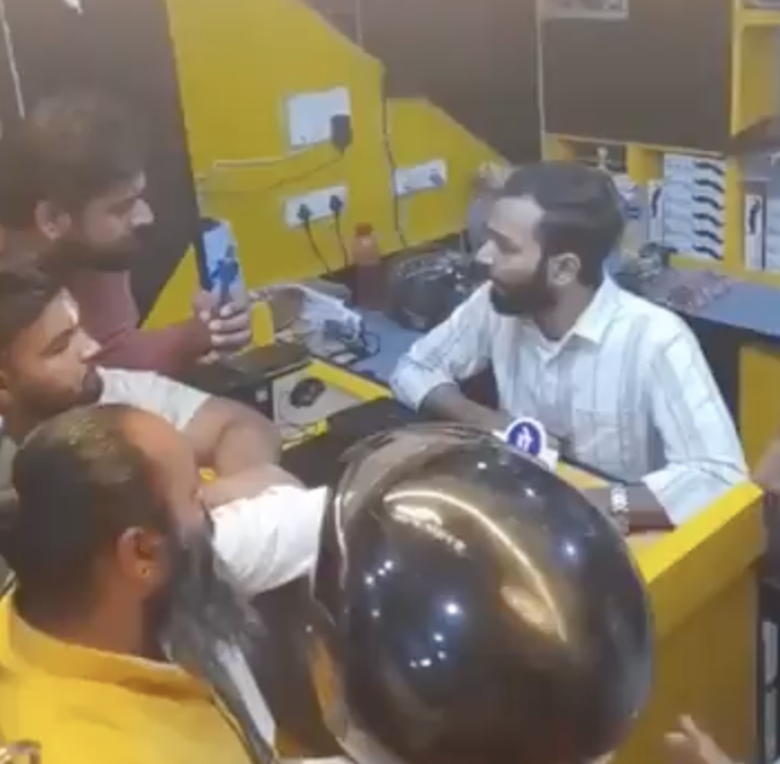 Muslim fast food vendor harassed and heckled for not mentioning halal meat on food menu