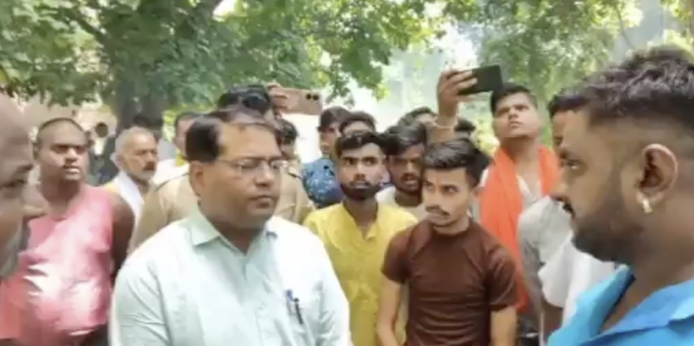 Rashtriya Bajrang Dal created ruckus at a Mandir claiming shops in temple owned by a Muslim man