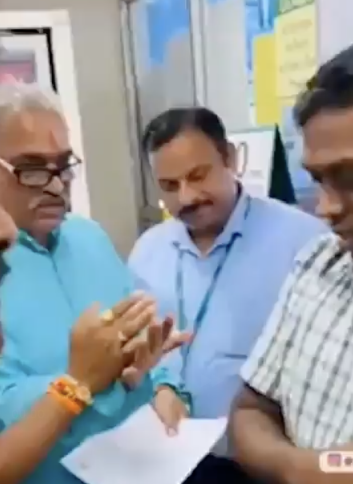 Right-wing Hindu nationalists confront supermarket staff, demanding a written receipt to cease stocking halal products