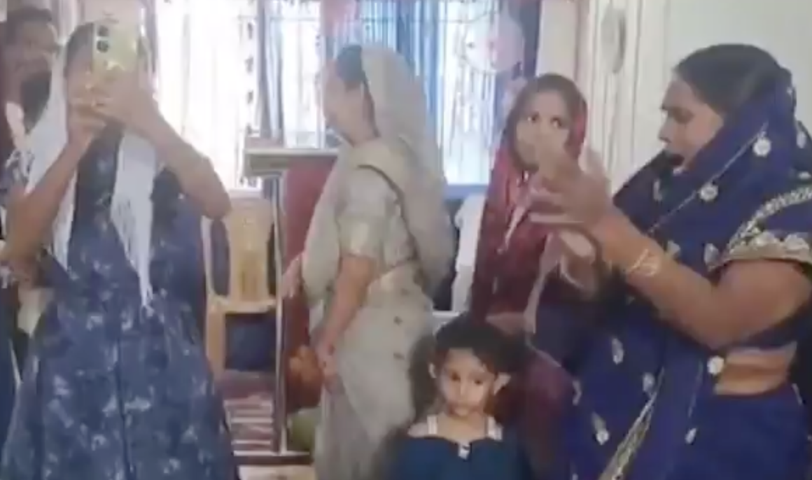 Bajrang Dal members disrupt a Christian prayer meeting, reciting Hanuman Chalisa and alleging religious conversion