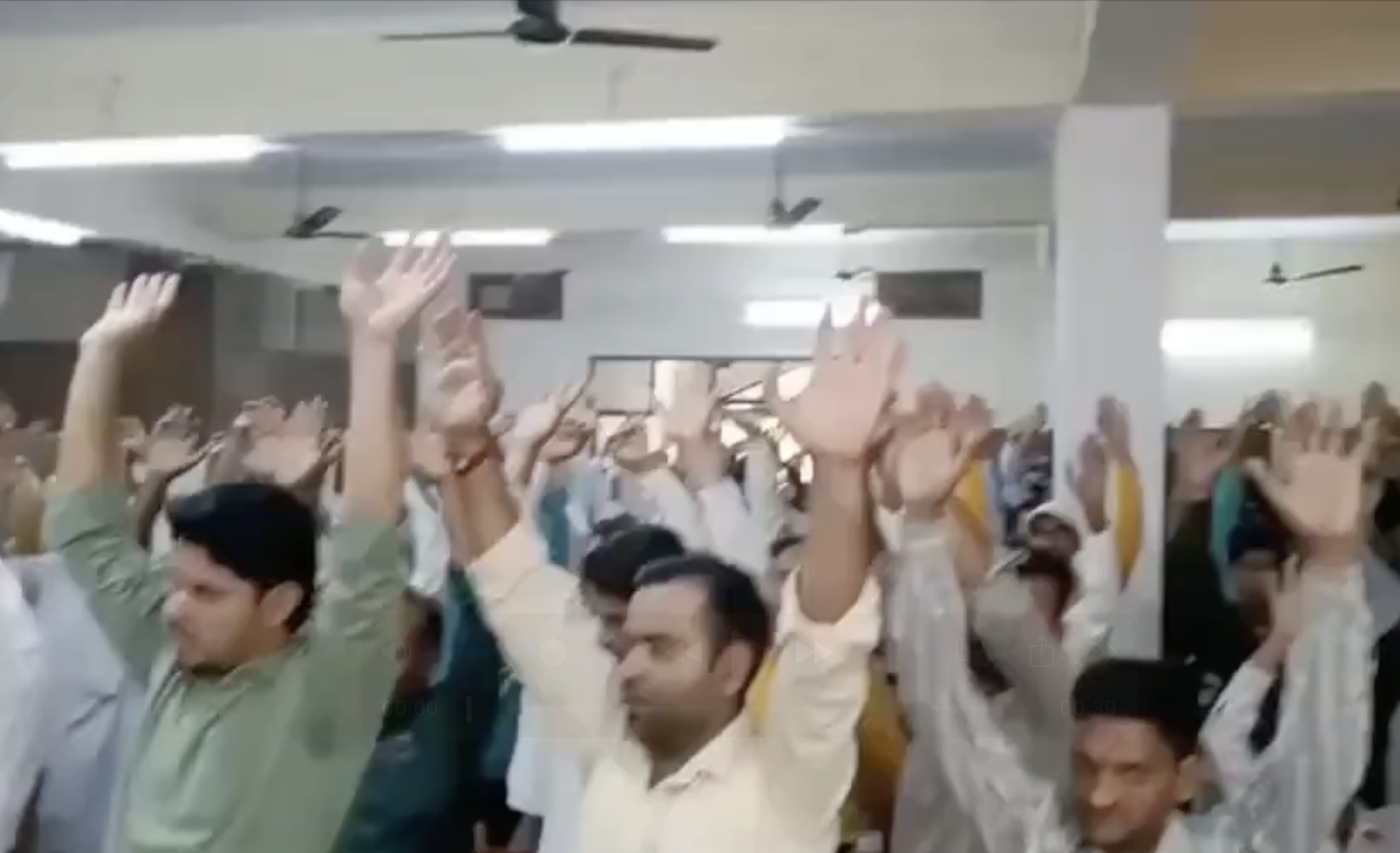 Monk Swami Yashveer Maharaj administers oath to not allow any non-Hindu to sell puja items