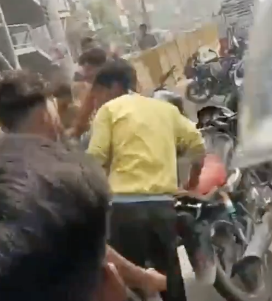 Cow vigilantes & police siezed a truck for allegedly transporting beef in Mathura