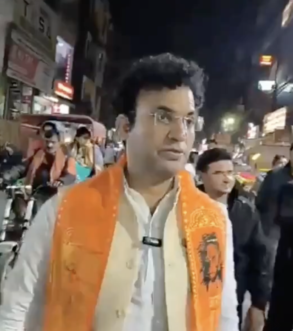 BJP councilor threatens Muslim vendor; installs saffron flags on Hindu-owned stalls