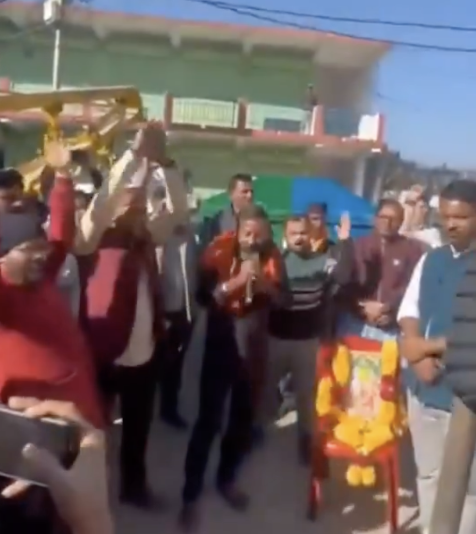 VHP-Bajrang Dal protests against friday namaz; speakers delivers anti-muslim speeches, forces police to stop prayers