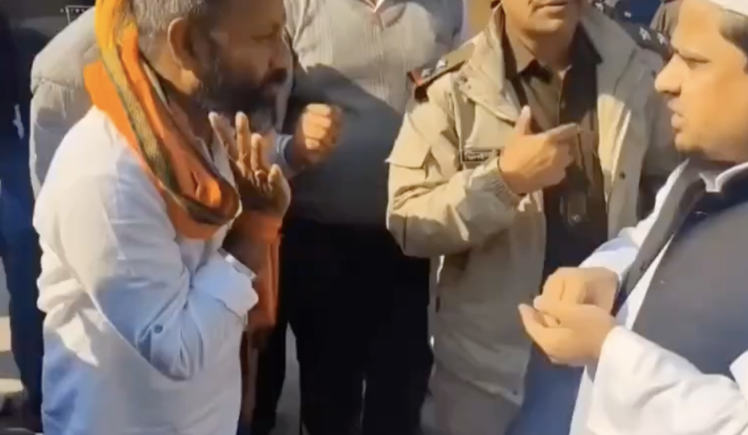 Bajrang Dal Leader Harasses Maulana Over Migrant Workers Praying at Mosque