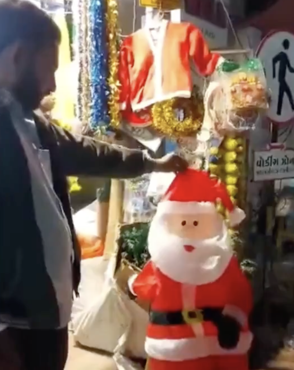 VHP-Bajrang Dal Members Threaten Shopkeepers in Porbandar, Force Them to Stop Selling Christmas Items