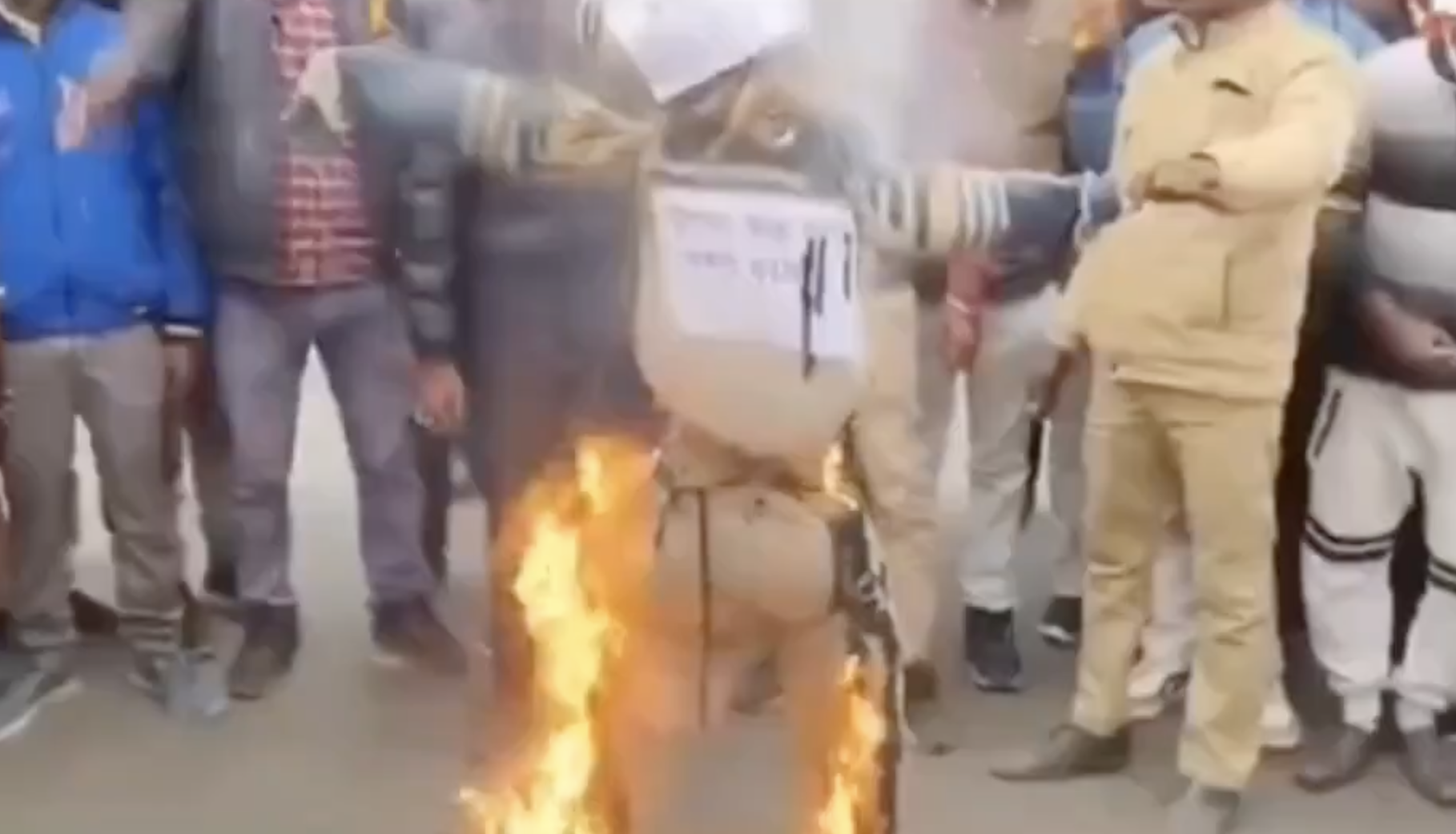 Bajrang Dal Burns Effigy, Accuses Hazrat Gulzar Shah Mela of Promoting ‘Love Jihad’