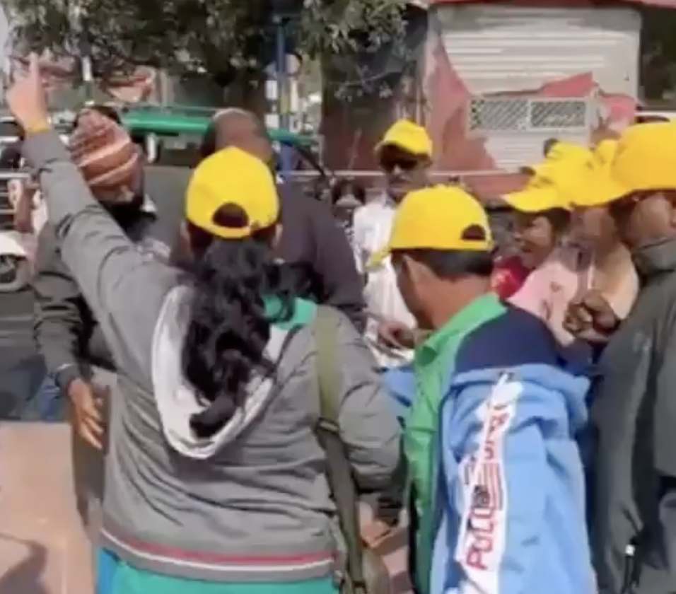 Hindu Tourists Humiliate Muslim Tour Guide in Agra, Force Him to Apologize Over Shivaji-Aurangzeb History
