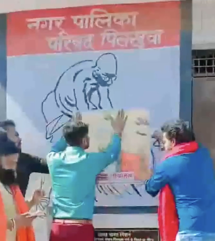 Hindu Nationalists Paste Mughal Kings’ Images on Public Toilets, Claim Facilities Are ‘Renamed’ After Them