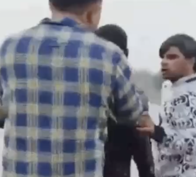 Cow Vigilantes Led by Sonu Hindu Detain Truck Driver, Accuse Him of Cattle Smuggling