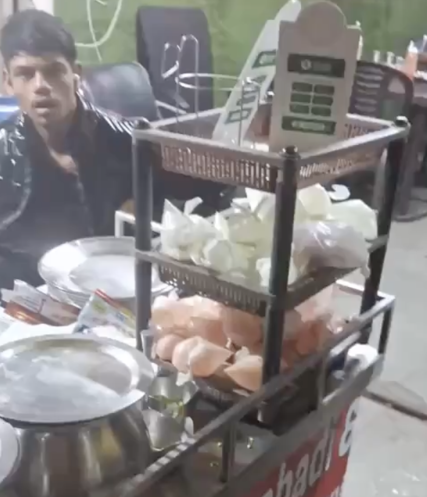 Hindu Nationalist Dinesh Bharti Harasses Muslim Vendors Over Non-Vegetarian Food on Tuesday
