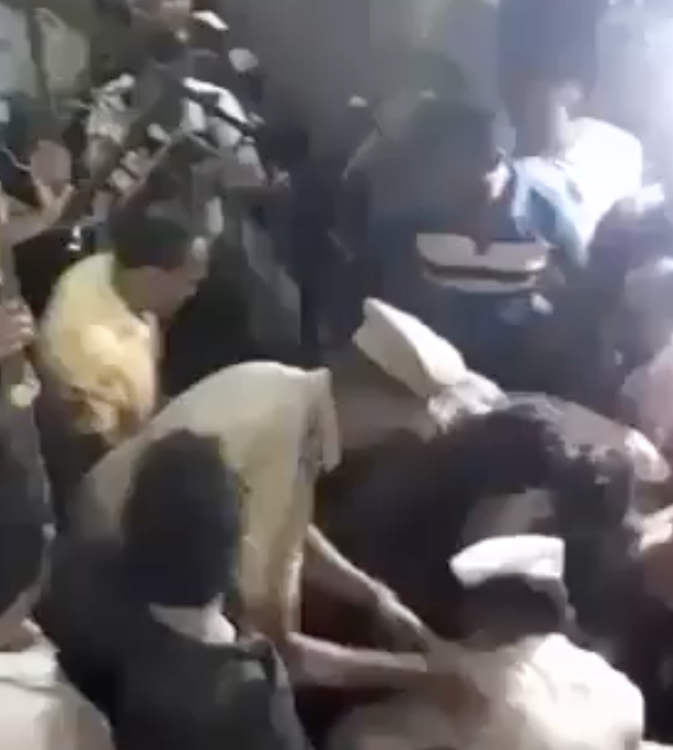 Hindu Mob Breaks Mosque Gate During Taraweeh, Shouts Slogans in Police Presence