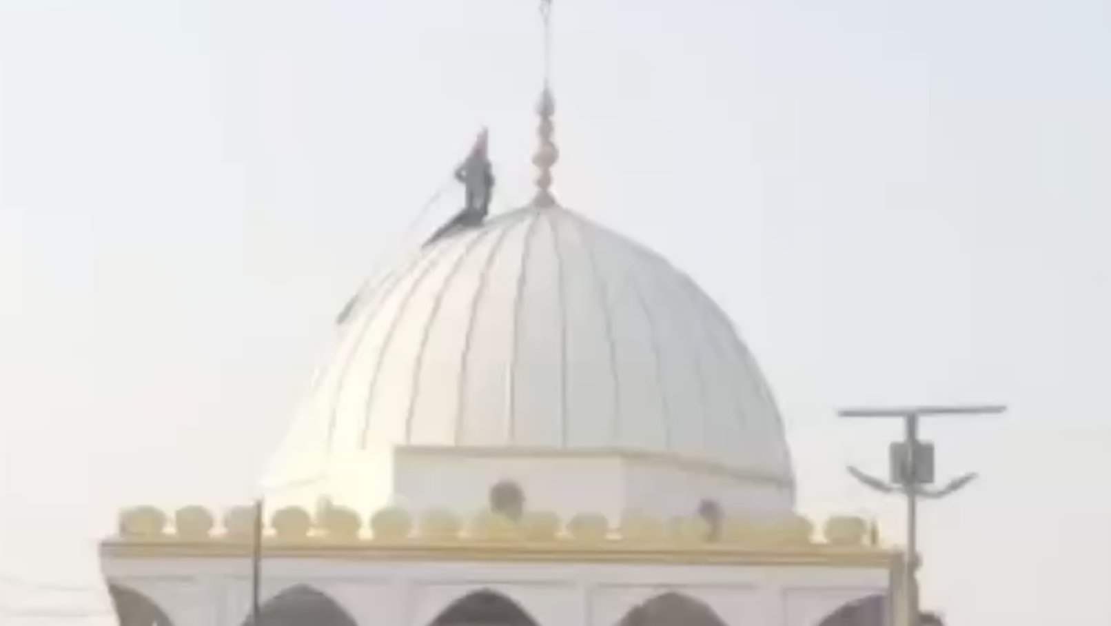 Pro-Hindutva Mob Replaces Dargah Flag with Saffron in Communal Protest in Ahilyanagar