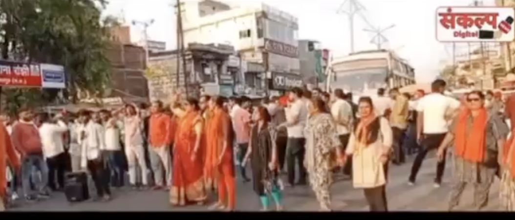 Bajrang Dal and VHP Protest Interfaith Couple With Hate Slogans Outside Police Station