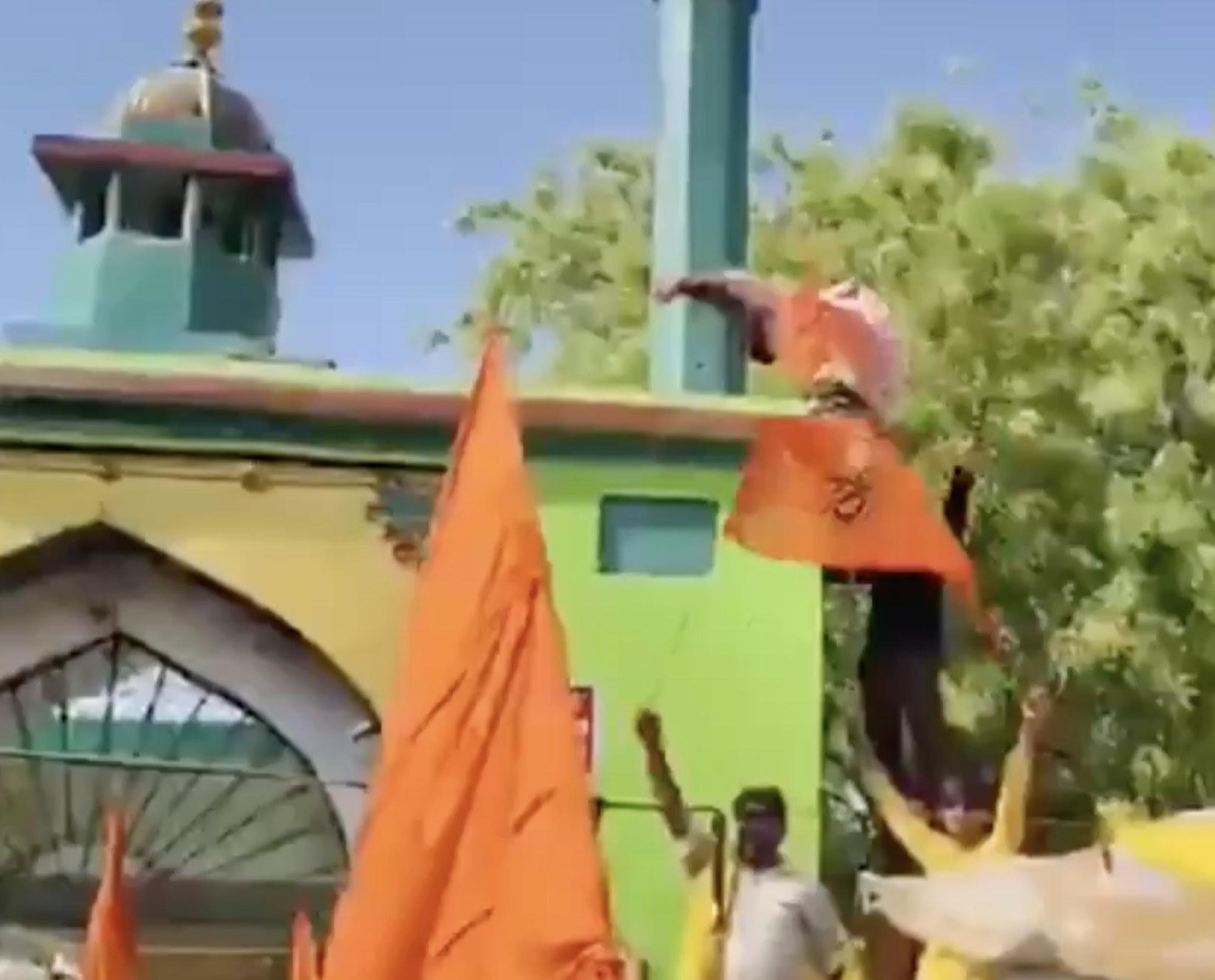 Hindu Nationalists Climb Syed Salar Ghazi Dargah With Saffron Flags During Ram Navami