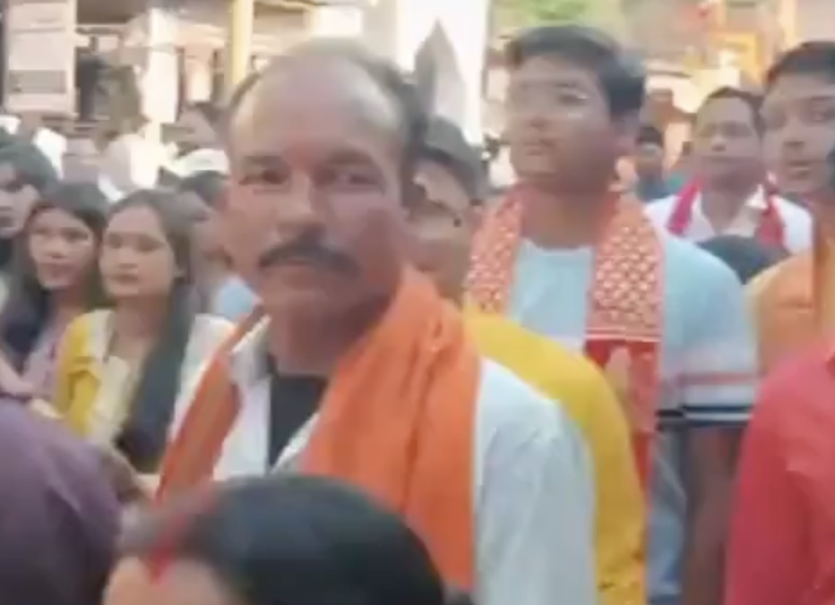Hindu Nationalist March Outside Mosque With Swords and Chants During Ram Navami Procession