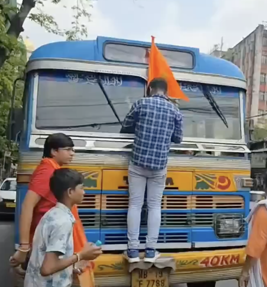 Hindu Nationalists Force Saffron Flags on Muslim Vehicles, Declare ‘Allah-Maula’ Supporters Should Go to Pakistan