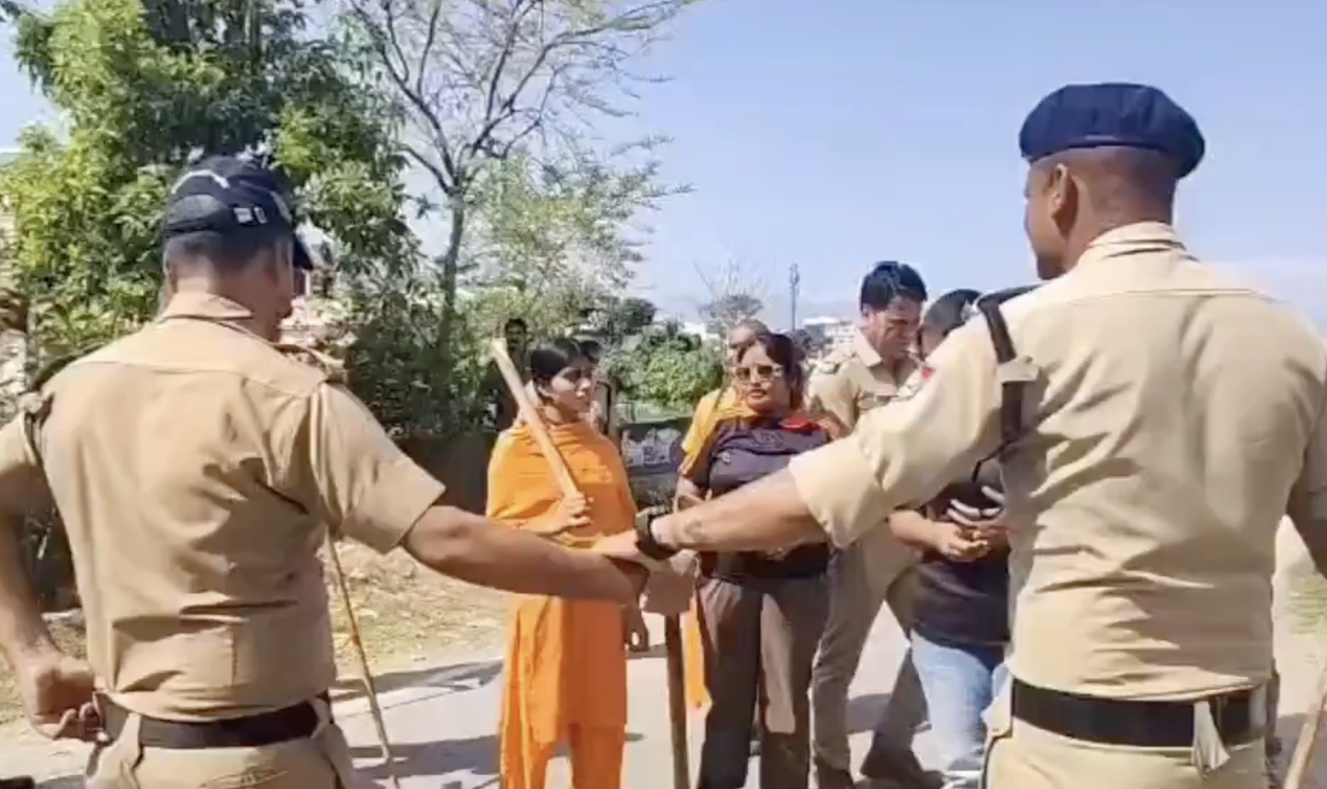 Hindu Raksha Dal Patrols with Lathis to Drive Out Kashmiris in Dehradun