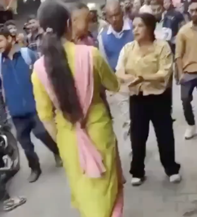 Hindu Woman Confronts Hindu Nationalist Rally for Targeting Muslims in Nainital