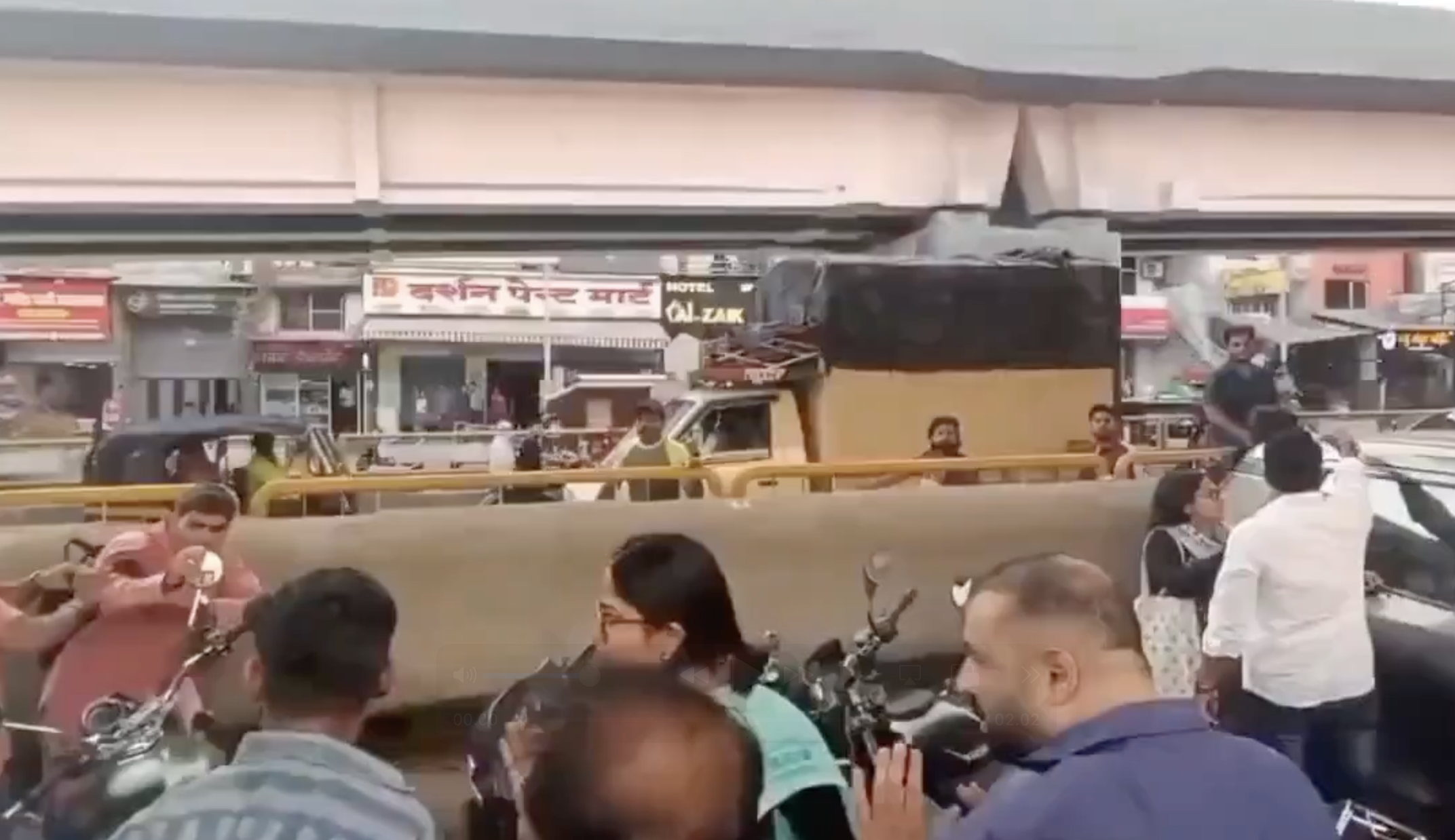 Mob Assaults Gaza Protestors Distributing BDS Pamphlets; Police Detain Victims