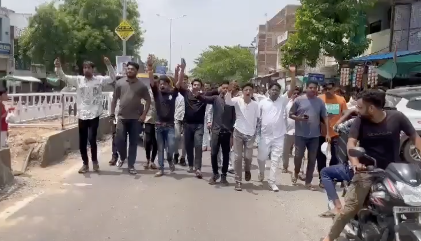 In Bada Malhera, Bajrang Dal Blocks Roads; Demands Probe into Madrasas, Dargahs