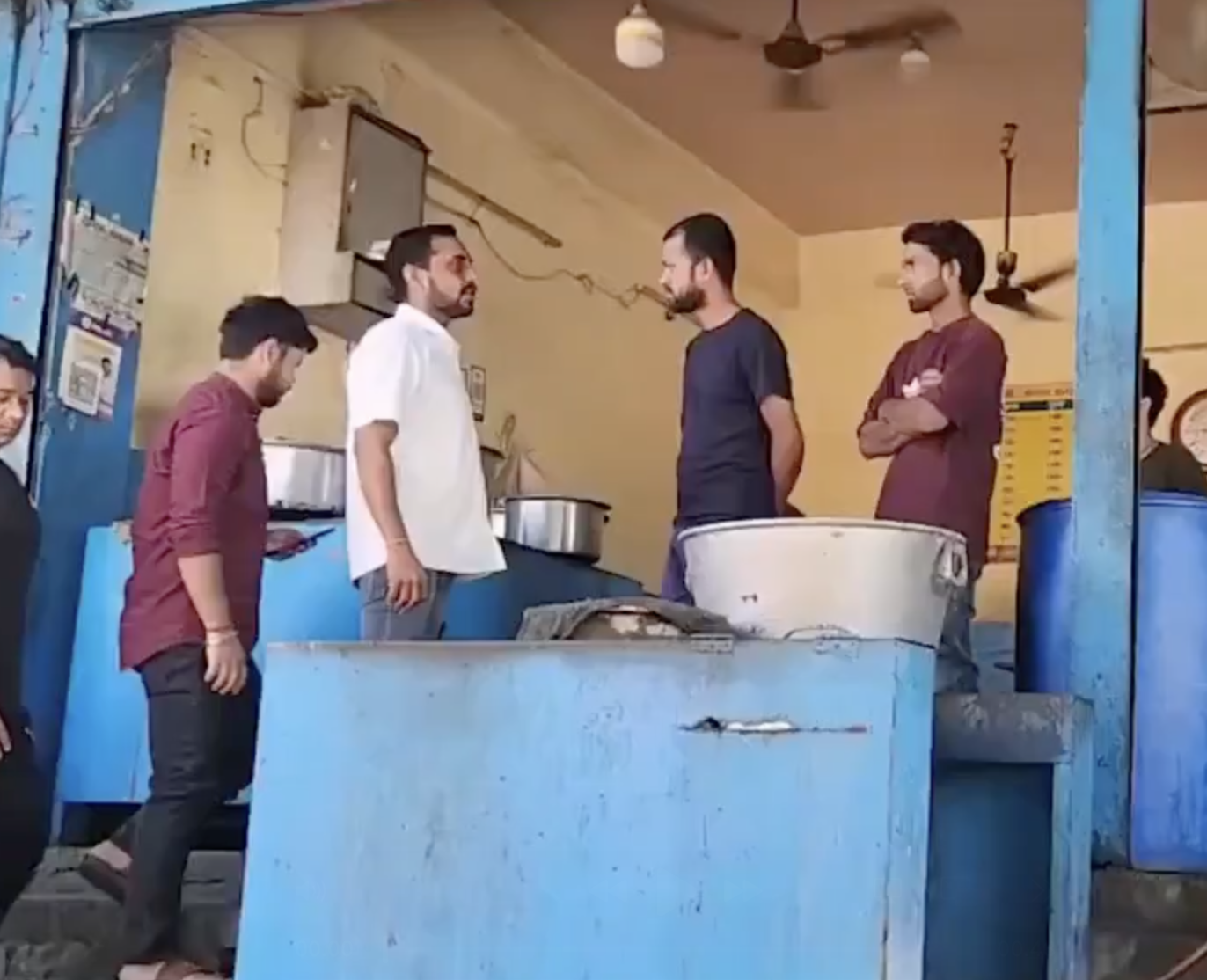 In Ghaziabad, Hindu Raksha Dal Warns Restaurants Serving Meat on Kanwar Yatra Route; Installs Saffron Flags at ‘Vegetarian’ Stalls