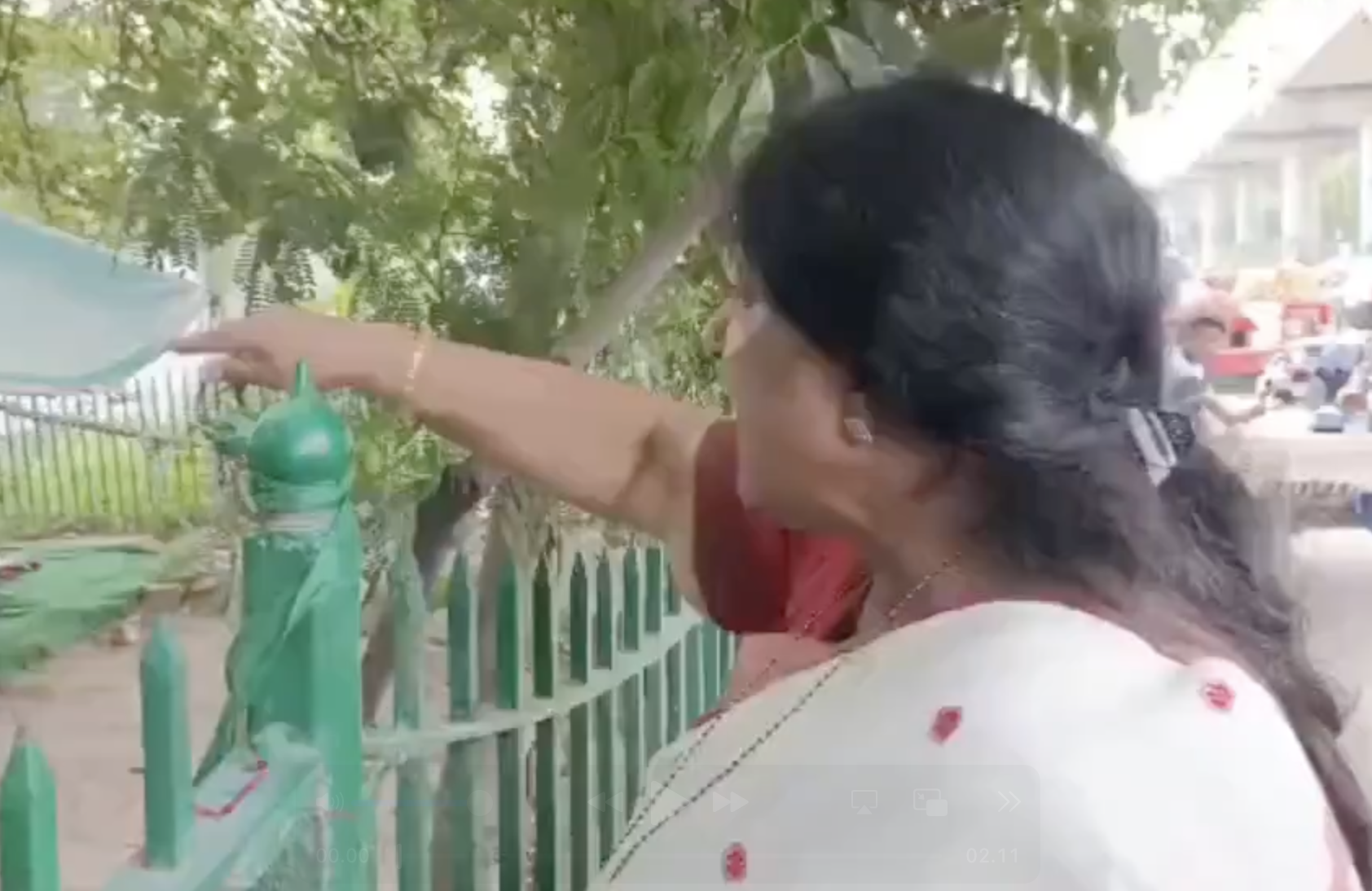 In Ghaziabad, BJP Mayor Sunita Dayal Harasses Muslim Men at Mazar, Alleges Illegal Occupation