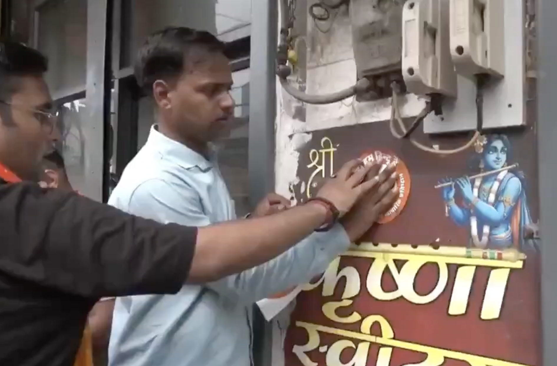 In Mandoli Chungi, Delhi, VHP Puts “We Are Hindus” Stickers on Shops Before Kanwar Yatra