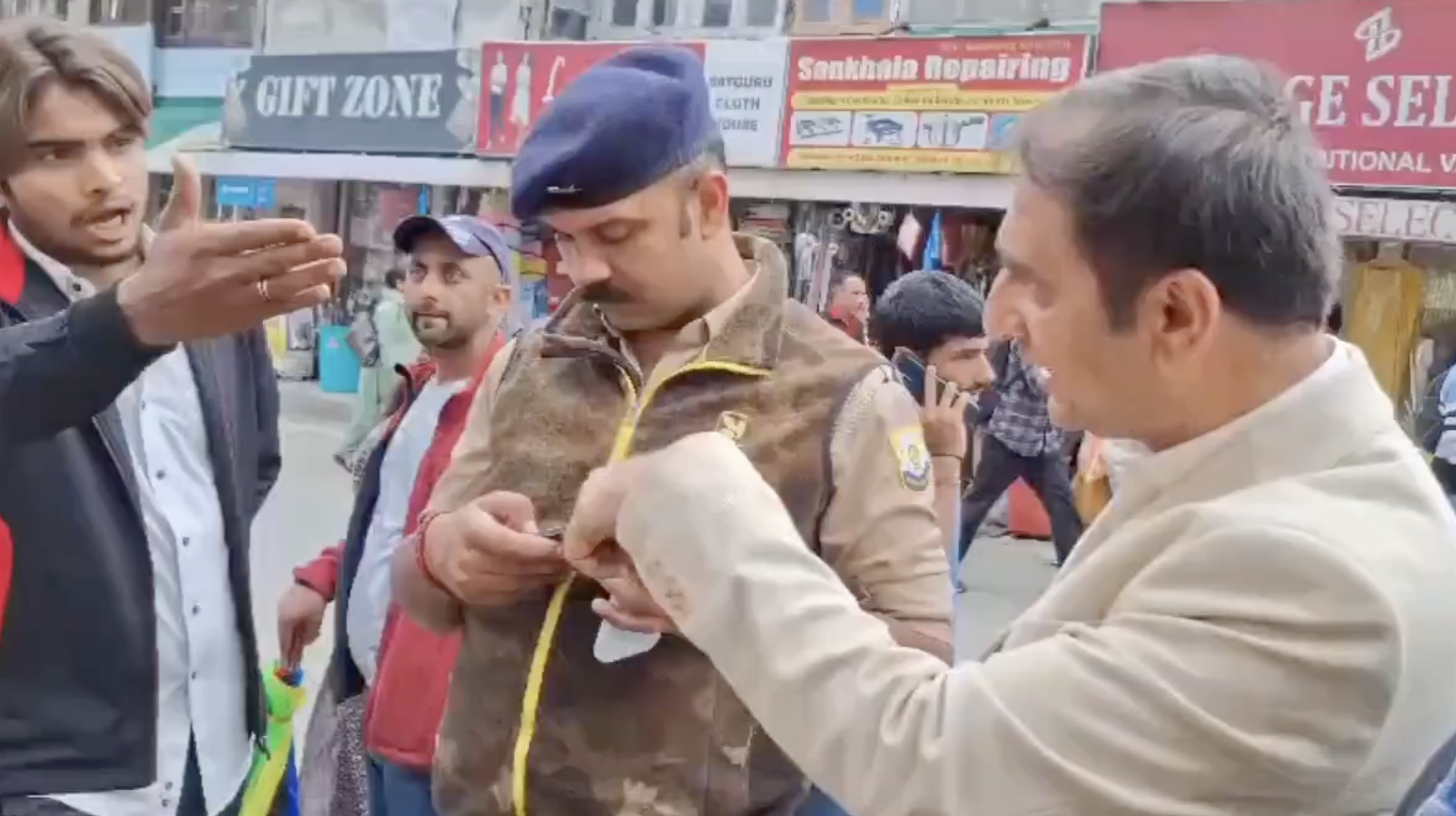 In Sanjauli, BJP District President and Police Question Muslim Vendors, Alleging Illegal Stalls