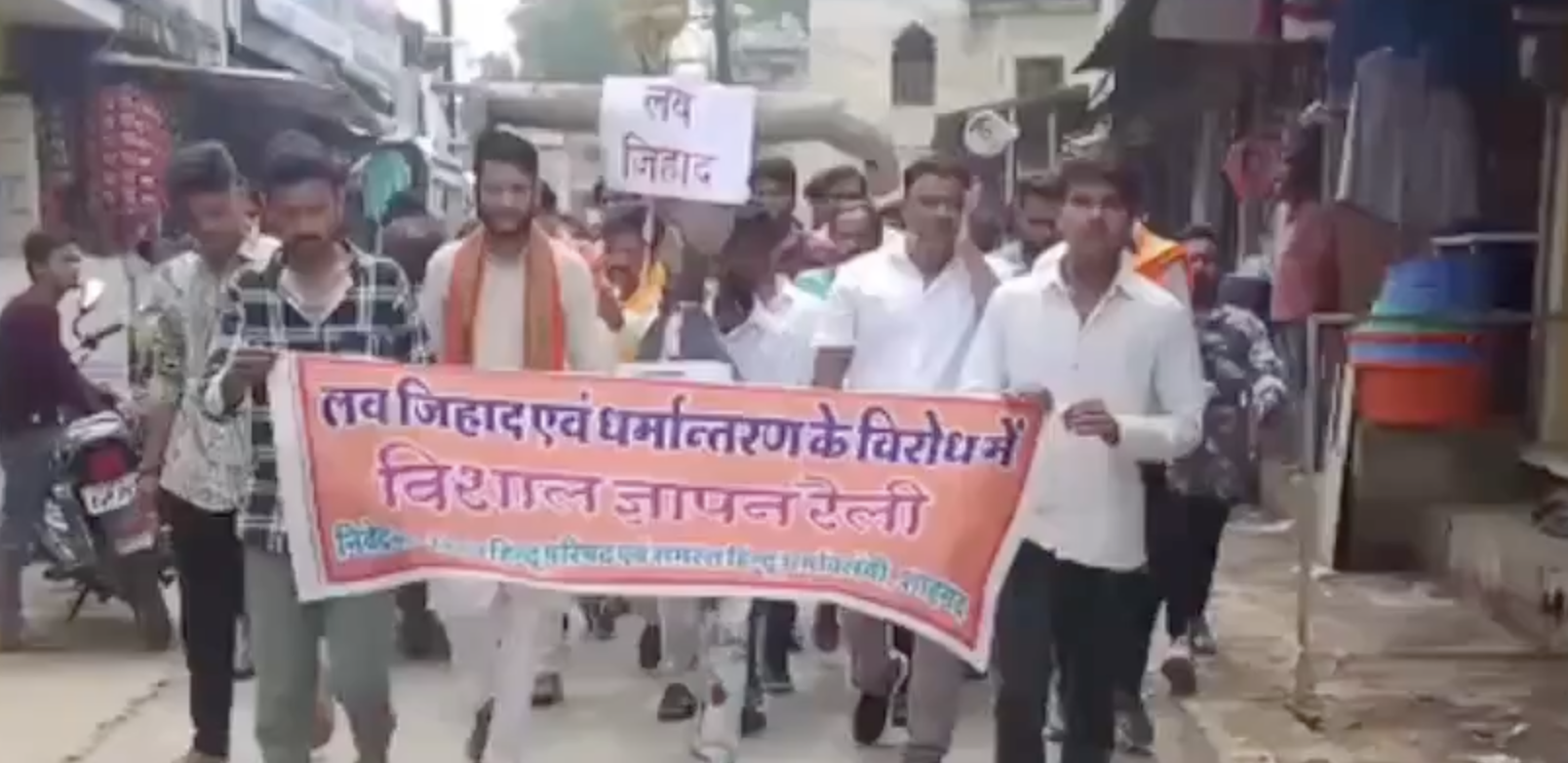 In Shahgarh, VHP-Bajrang Dal Protest Over Elopement; Chant “Shoot Traitors”