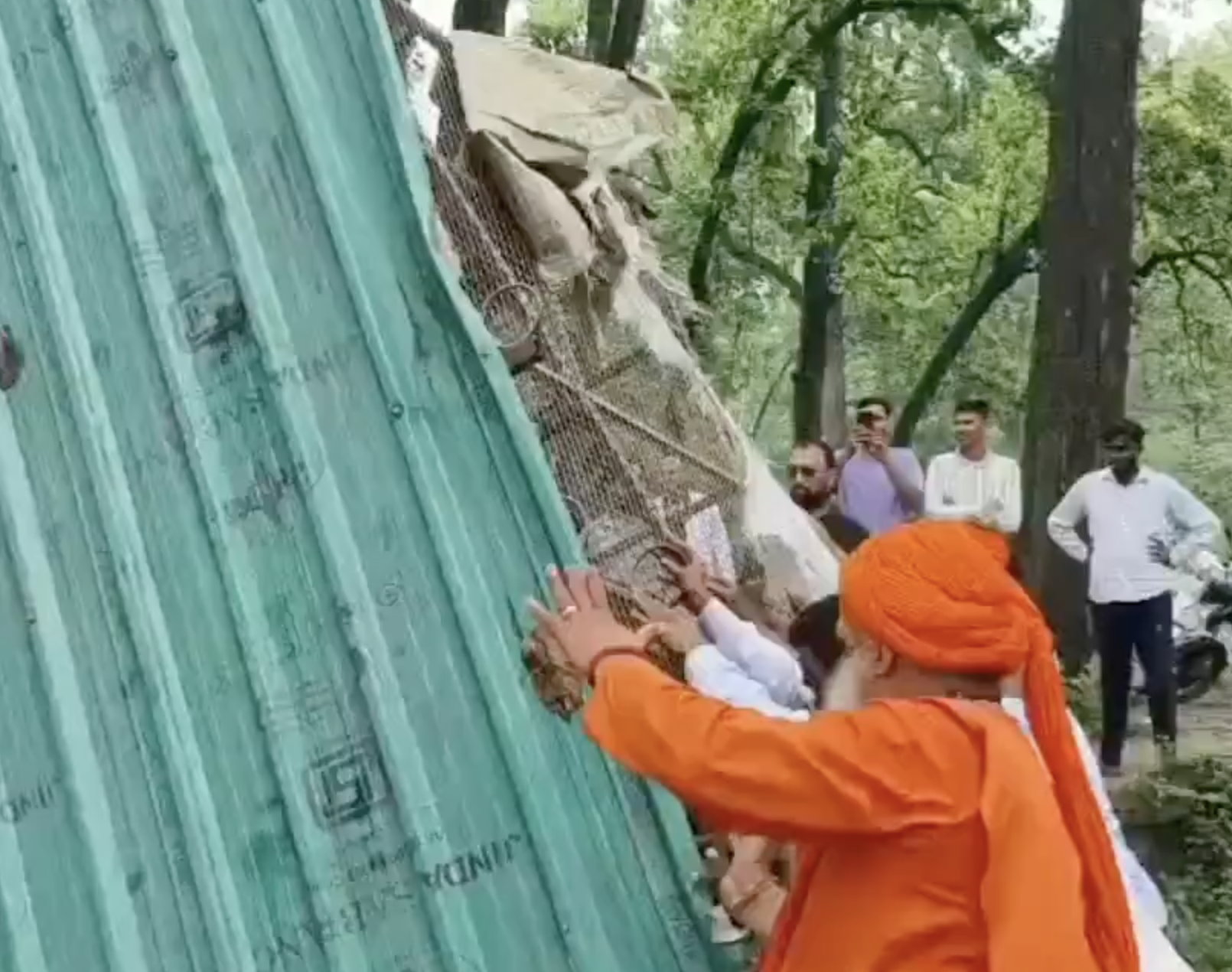 In Dehradun, Hindu Raksha Dal Vandalises Muslim Vendor Carts, Warns “Mulla-Maulvi Won’t Be Allowed”