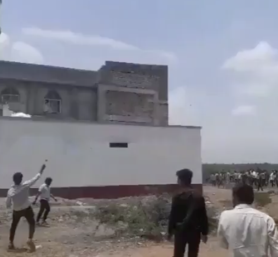 In Yavat, mob vandalises mosque and burns vehicles after social media post