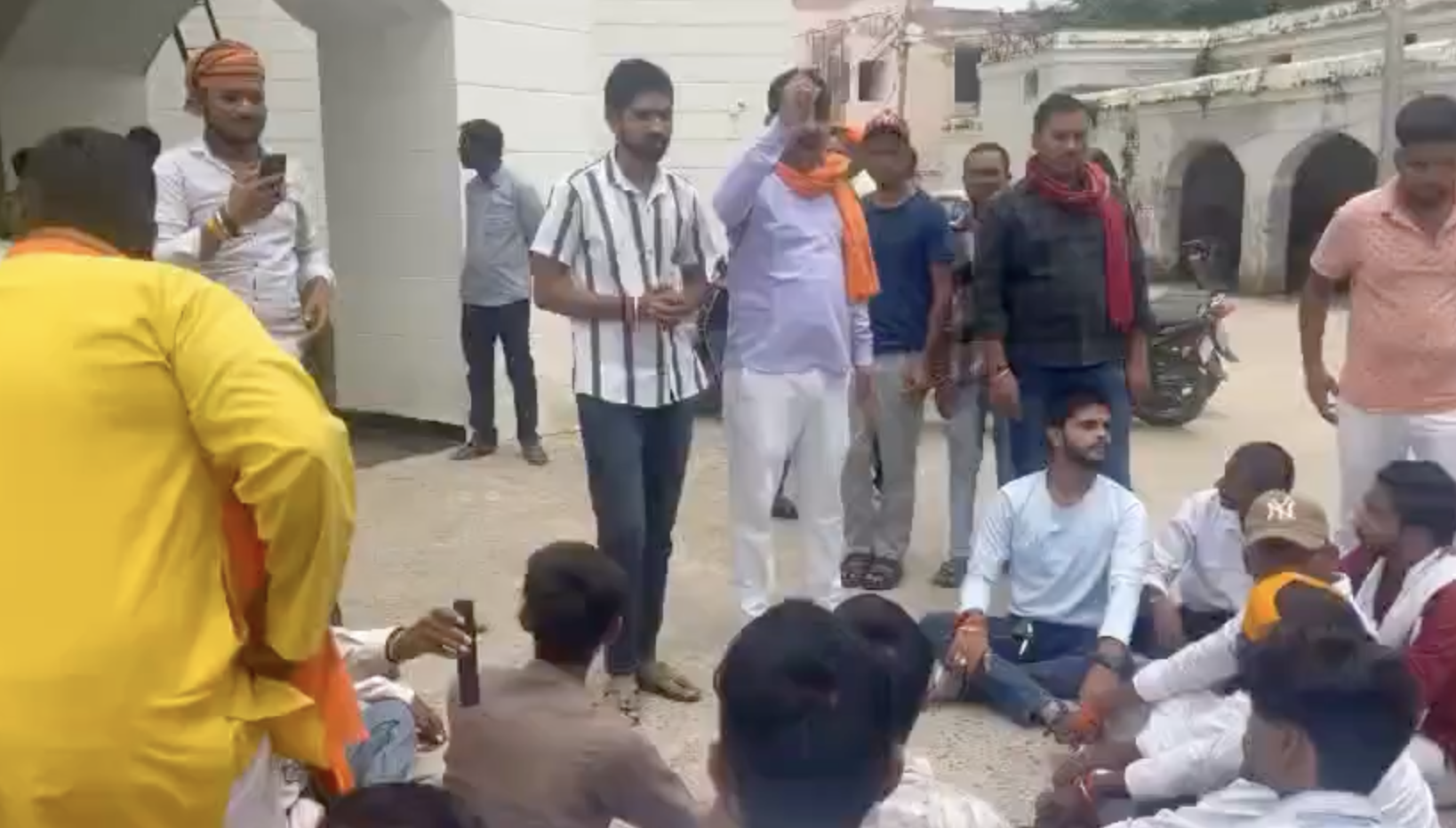 In Manjhanpur, Kaushambi, VHP–Bajrang Dal accuse police of bias and replacing Hindu shops with Muslim ones