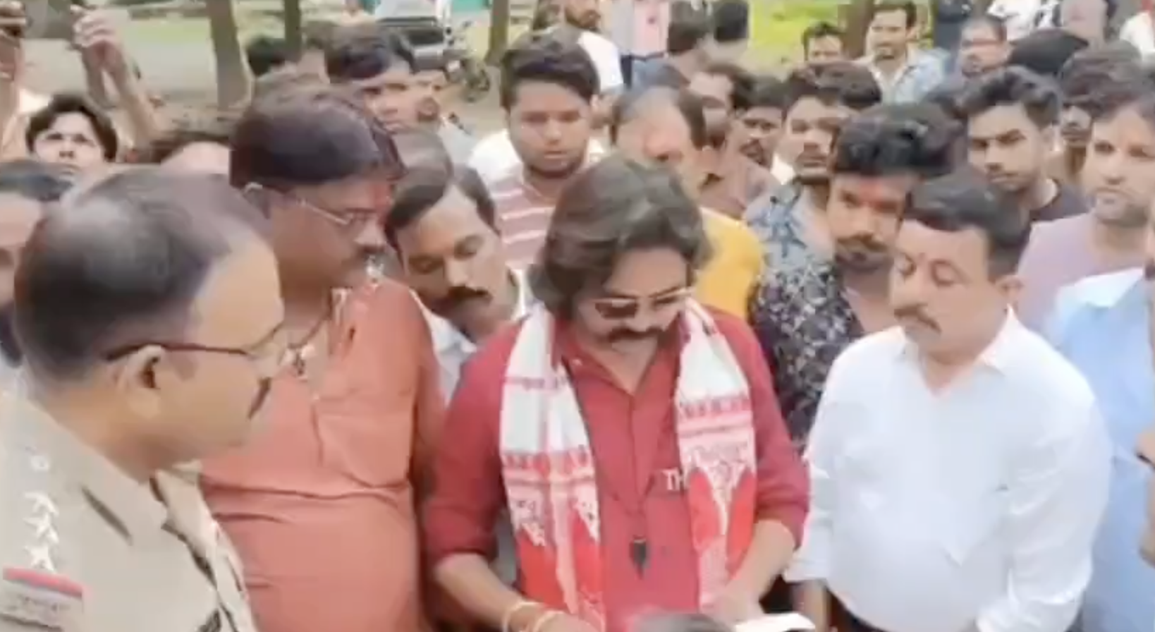 In Vrindavan, Mathura, cow vigilante Deepak Tiwari forces biryani seller to shut and expels customers