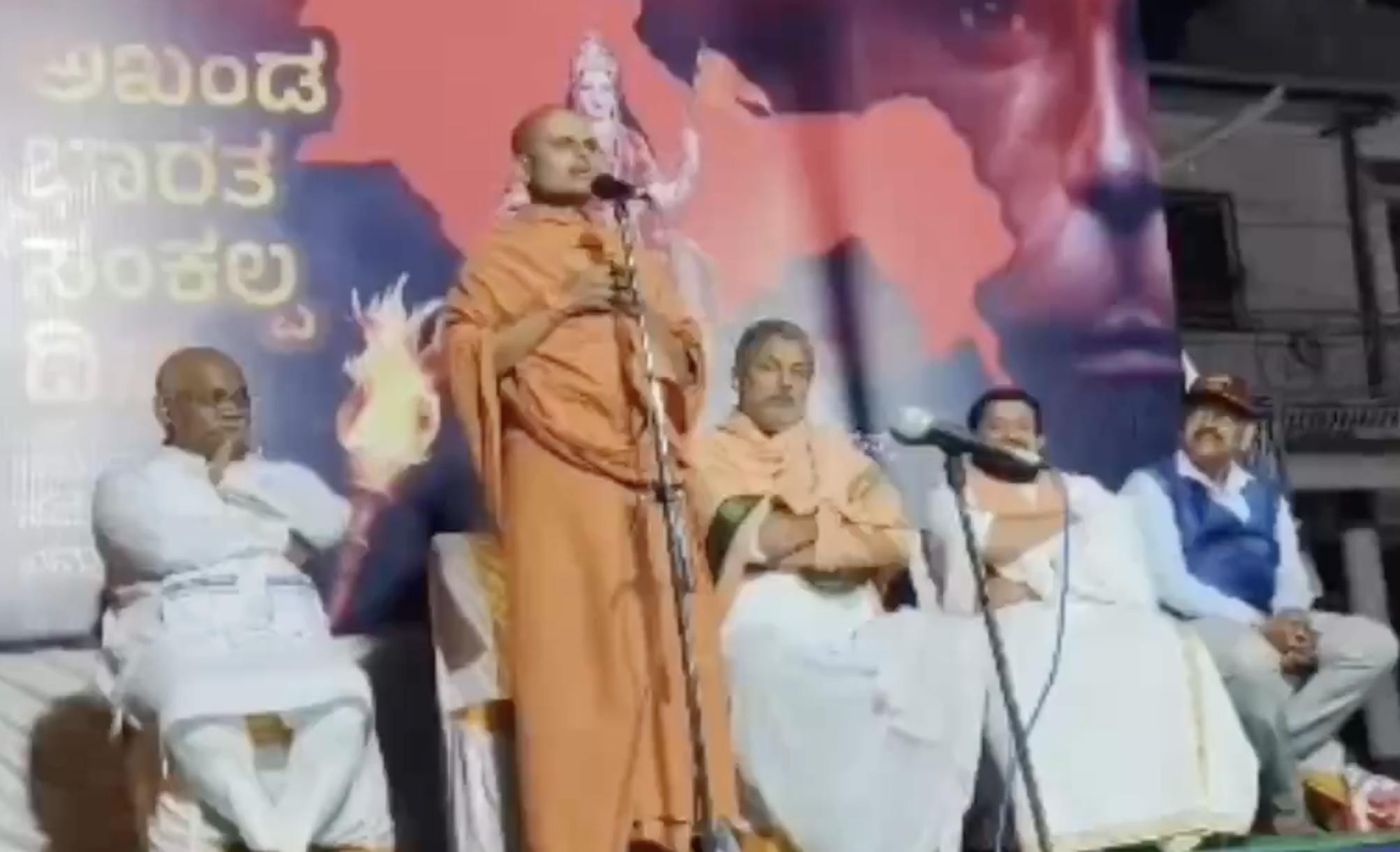 In Jamkhandi, Bagalkote, Guru Prasad Maha Swamy alleges infiltrators and ‘love jihad’ while citing riots as proof