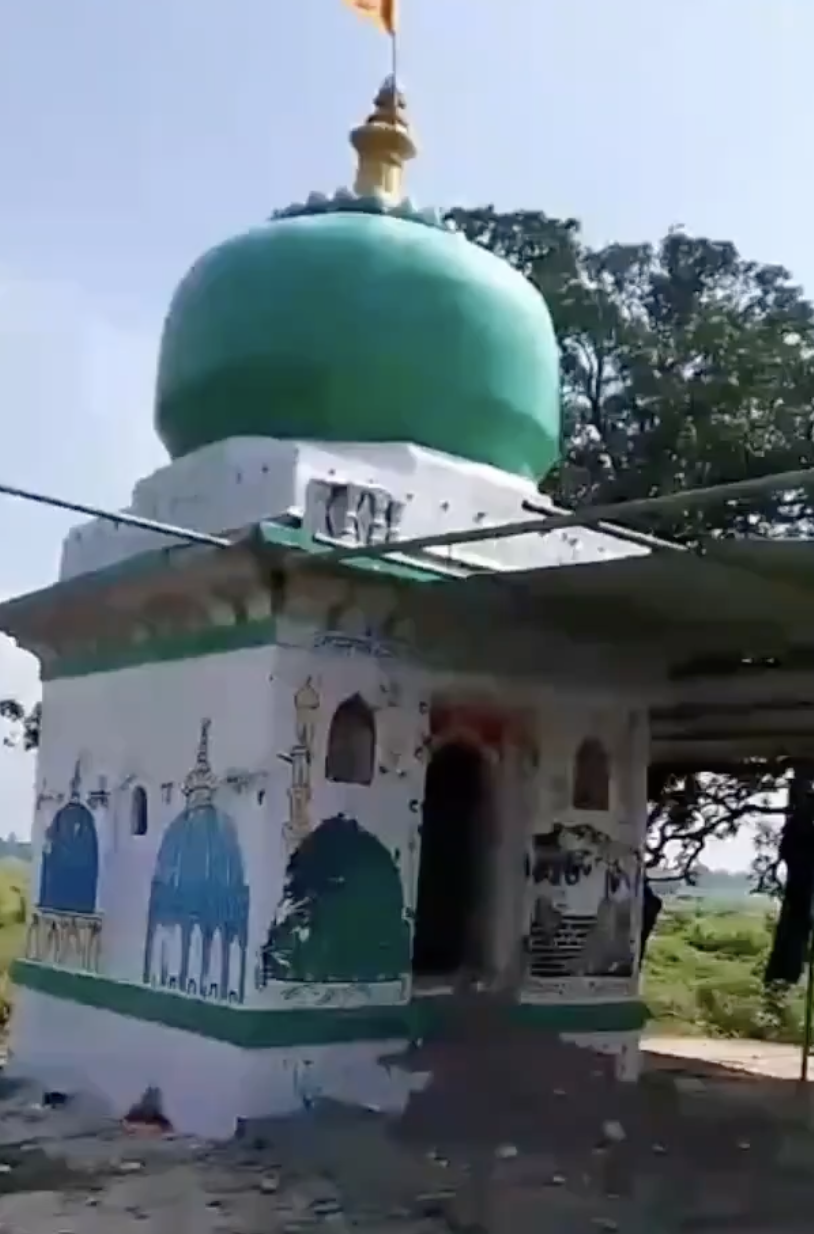 In Gorgi, Rewa, men demolish Ghazi Mian Dargah mazar and hoist saffron flag claiming it as a Shiv temple