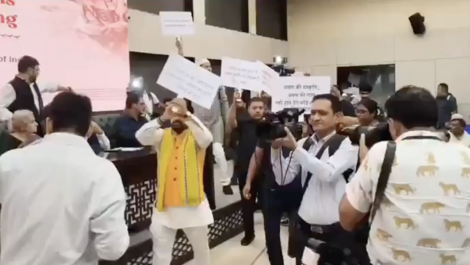In Delhi, Hindu Sena storms tribunal, chants “traitors be beaten”