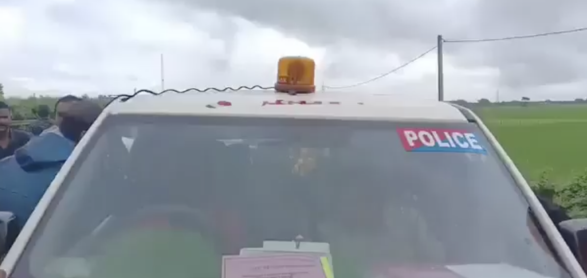 In Barikpur, cow vigilantes seize vehicles carrying meat accused of being beef