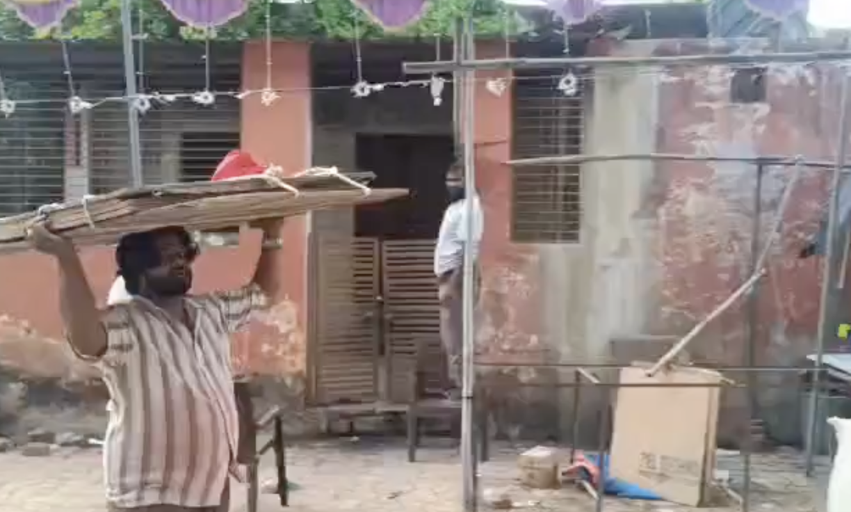 In Shivpuri, VHP-Bajrang Dal force removal of non-Hindu shops near temple