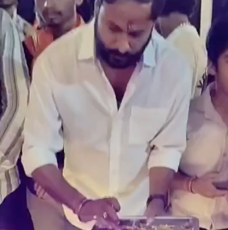 In Bina Etawa, VHP-Bajrang Dal display guns at Shastra Pujan and justify arming