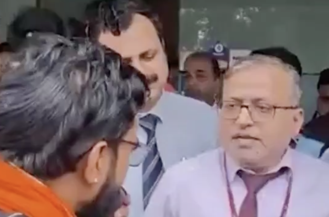 In Durg, VHP-Bajrang Dal threaten Axis Bank over festival ad and lock the branch