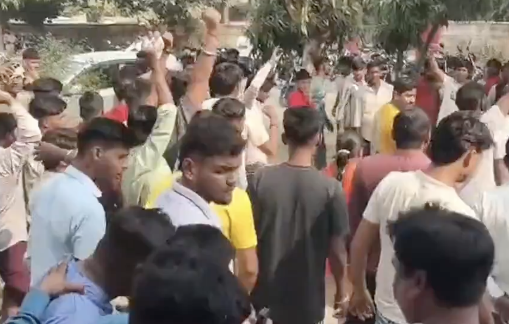 In Aligarh, VHP–Bajrang Dal detain meat-truck drivers over alleged cow meat smuggling