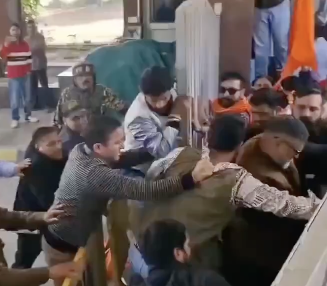 In Katra, Hindu Nationalists Protest Muslim Students’ Admissions and Chant ‘Shoot the Traitors’