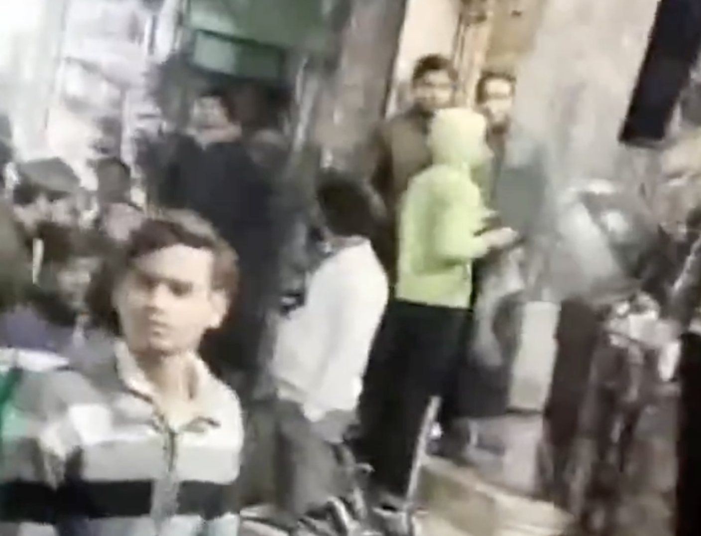 In Ghaziabad, Hindu Raksha Dal Leader Confronts Muslim Salon Owners Over Signboard