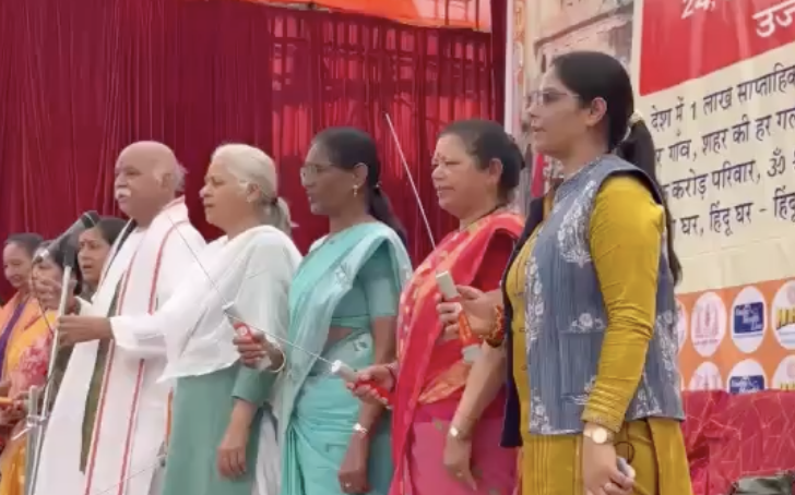 In Ujjain, Pravin Togadia Demonstrates Tasers and Urges Hindus to Attack Threats