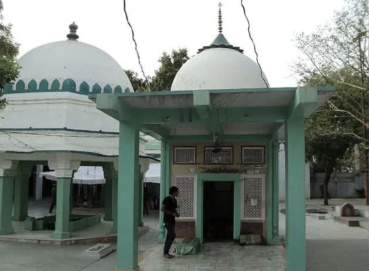 Communal slogans at Hazrat Kamaluddin Chishti Dargah amid Bhojshala row (Siasat)