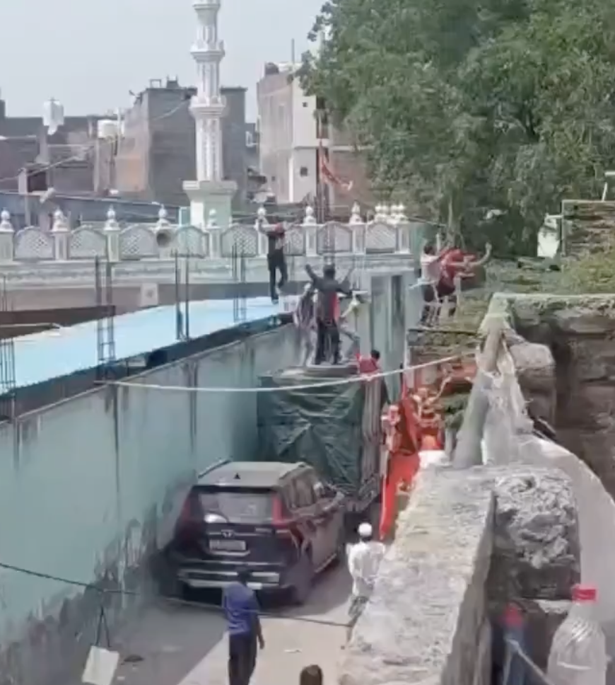 In Delhi, Hanuman Jayanti Procession Participants Climb Mosque Wall and Wave Saffron Flag