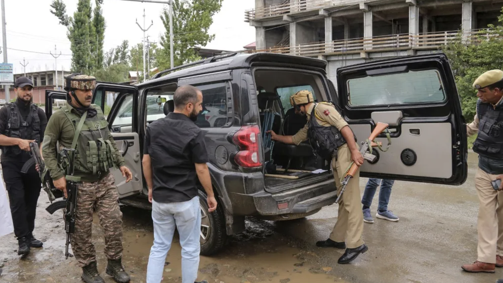 2,500 detained across Kashmir in crackdown over cop’s killing (Indian Express)
